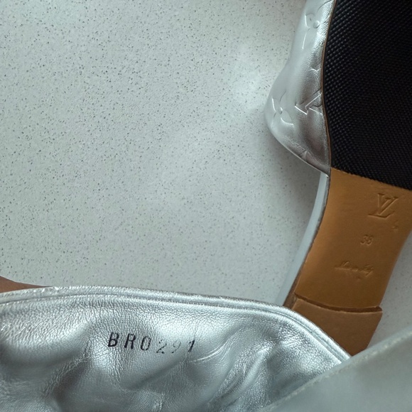 Louis Vuitton Slides - Picture 5 of 6